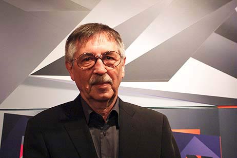 Eberhard Oertel greift in seinen Bildern ernste Themen auf. Foto: KARL ERHARD VÖGELE