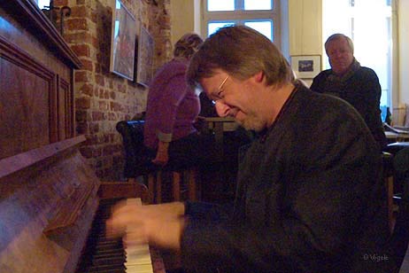 Olaf Silberbach spielte als erster am neuen Klavier in der Weinwirtschaft der Alten Vogtei. Alle Fotos: KARL ERHARD VÖGELE