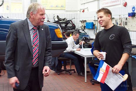 Der Bundesvorsitzende des Berufsbildungsausschusses beim deutschen Kraftfahrzeuggewerbe Georg Petersen im Gespräch mit dem besten Schleswig-Holsteiner Kfz-Mechatroniker 2009, Marcel Müller aus Bad Segeberg. Foto: KARL ERHARD VÖGELE