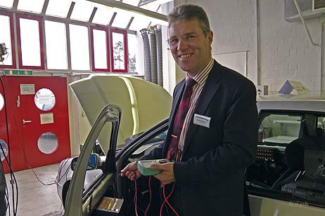 Rudolf Angerer ist Weltmeister von 1983, damals hieß der Beruf noch KfZ-Mechaniker und nicht Mechatroniker. Der Autohaus-Unternehmer saß in Travemünde in der Jury und begleitet auch die Weltmeisterschaft 2011 in London. Foto: KARL ERHARD VÖGELE
