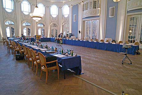 Einen kleiner Imbiss ließen sie viele der Minister nicht entgehen, während der Konferenzraum mit neuen Erfrischungen versehen wurde. Diskret bewegten sich dazwischen die Sicherheitsbeamten.