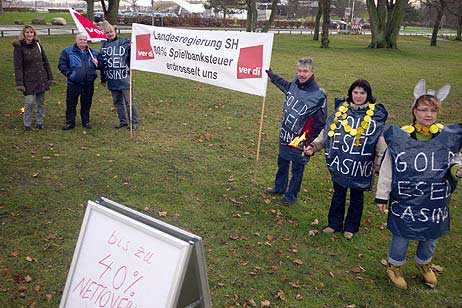 Wo so viel Presse anwesend war, konnten die Streikwachen von Verdi gegenüber dem Casino auf der Eselswiese mit Transparenten und Fackeln auf ihr Anliegen aufmerksam machen.