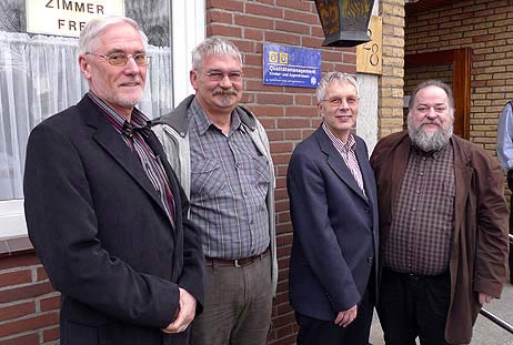 Dieter Neumann, Landesvorsitzender der Naturfreunde Schleswig-Holstein, Jörg Lambrecht, 1. Vorsitzender Naturfreunde Lübeck, Jens Kosmale, Geschäftsführer vom Bundesforum Kinder- und Jugendreisen und MdL Wolfgang Baasch nach der Enthüllung der Tafel über die Zertifizierung als 2 Sterne Haus (v.l.n.r.). Alle Fotos: Karl Erhard Vögele