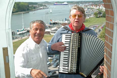 Wer wird diesmal mit Peter Loose einen Shanty singen? Nach Rötger Feldmann (2007), Hartmut Haase (2008) und José Ferreiras (2009, Foto) ist das Eröffnungs-Duett mit dem Musiker schon ein fester Programmteil. Foto: ARCHIV TA 