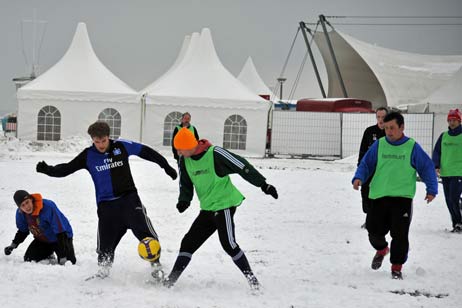 Jedes Jahr treffen sich TSV-Fußballer am Weihnachtsmorgen zum Spiel im Brügmanngarten. Fotos: TA