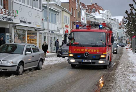 Die Feuerwehr warnte in der Vorderreihe vor dem Hochwasser. Alle Fotos: CARMEN FRISCH