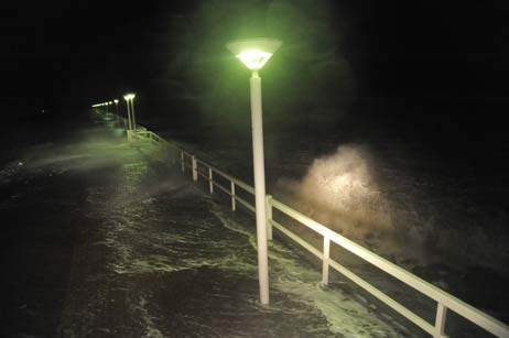 Der Strand steht unter Wasser, der Sturm peitscht das Wasser bis auf die Promenade. Foto: TA