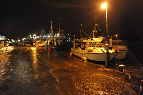 Land unter im Fischereihafen. Foto: Ta