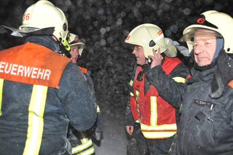 Im Einsatz, auch wenn einige morgen früh raus müssen zur Arbeit: Die Freiwillige Feuerwehr Travemünde. Foto: TA