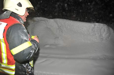 Wo freie Felder sind, türmt der Sturm Schneeberge auf. Foto: TA