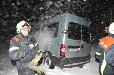 Keine gute Idee, jetzt in den Sonnenweg zu fahren: Gleich mehrere Autos fuhren sich dort fest. Foto: TA