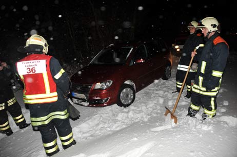 Travemünde Aktuell: Schneewehen: Feuerwehren befreien Fahrzeuge