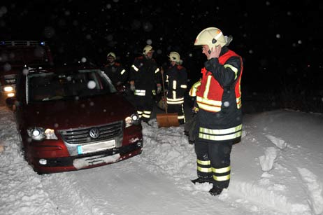 Ein VW wurde vom Fahrer auf dem Weg zurückgelassen. Ortswehrführer Martin Grage gibt das Kennzeichen vorsichtshalber an die Polizei durch. Foto: TA