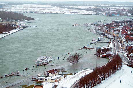 Travemünde Aktuell: Seebrücke an der Travepromenade hält Sturm und Brandung nicht mehr stand