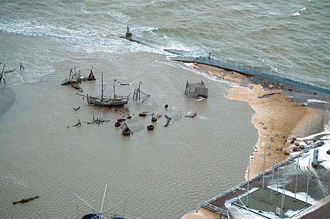 Travemünde Aktuell: Seebrücke an der Travepromenade hält Sturm und Brandung nicht mehr stand