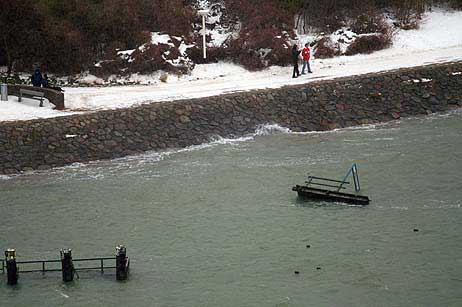 Travemünde Aktuell: Seebrücke an der Travepromenade hält Sturm und Brandung nicht mehr stand