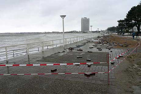 Der zur Zeit berühmteste Abschnitt der Travemünder Strandpromenade: Die verstreut liegenden Ziegel waren in vielen Fernseh- und Zeitungsberichten zu sehen. Foto: KARL ERHARD VÖGELE