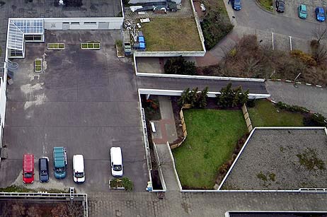 Um einen Ersatz der Feuerwehrzufahrt (rechts) geht es. Der soll über das Dach des Maritim-Schwimmbades gehen (rechts unten im Bild), das auch den Wohnungseigentümern gehört. Die müssen nun gefragt werden. Der Maritim Hotelgesellschaft zufolge hat die Stadt diesen Vorschlag erst im Dezember 2009 gemacht. Foto: KARL ERHARD VÖGELE