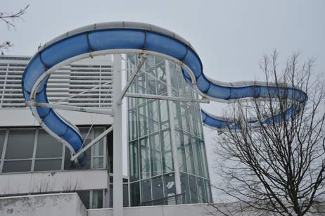 Hat schon Symbolwert: Die Wasserrutsche der Schwimmbadruine ist weithin zu sehen. Foto: TA