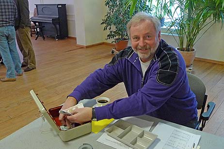 Und Rolf Fechner freute sich über eine volle Kasse. Alternativ zum kleinen Obolus gibt es bei ihm auch GVT-Aufnahmeanträge... Foto: KARL ERHARD VÖGELE 