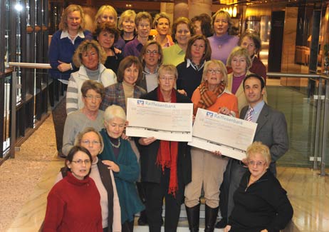 Scheckübergabe: Kiwanis-Präsidentin Melany Coleman, die leitende Schwester der Mukoviszidose-Station Helga Rathmann, die stellvertretende Präsidentin der Fördergesellschaft des Kiwanis-Clubs Karin Scheler und Oberarzt PD Dr. Dr. Samer Hakim von den Lübecker Interplast-Ärzten mit dem gesamten Club. Foto: TA