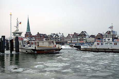 Travemünde Aktuell: Wintereinsatz an der Priwallfähre