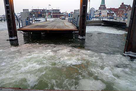 Travemünde Aktuell: Wintereinsatz an der Priwallfähre