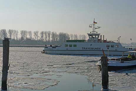 Travemünde Aktuell: Wintereinsatz an der Priwallfähre