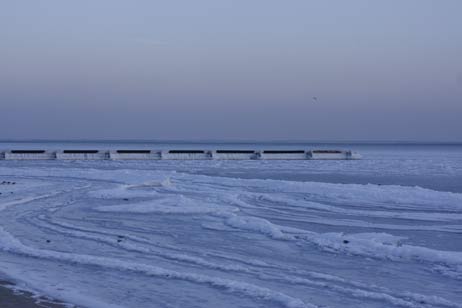 Dass die Ostsee beginnt zuzufrieren, sieht man selten. In früheren Eiswintern, wird erzählt, konnte man über die Ostsee sogar bis nach Neustadt gehen. Alle Fotos: MICHAEL BÖTTGER 