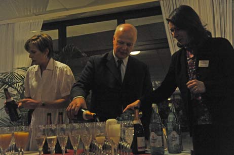 In der Pause gab es Sekt und O-Saft vom Rosenhof-Team. Foto: TA