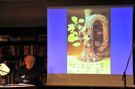 Fritz Rau zeigt ein Konzert-Plakat. Foto: TA