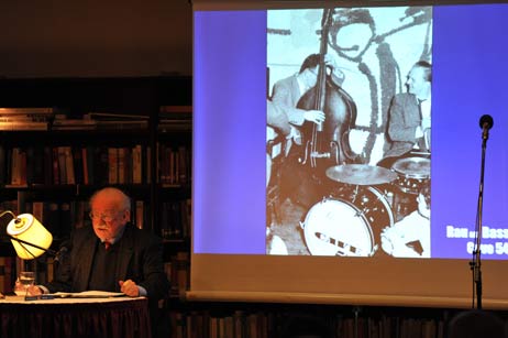 «Ich war der schlechteste Jazz-Bassist Deutschlands in den 50er Jahren«, meinte Fritz Rau und zeigte ein frühes Foto, auf dem er sich hinter seinem Instrument versteckt. Seine Berufung lag hinter der Bühne, als Veranstalter. Foto: TA