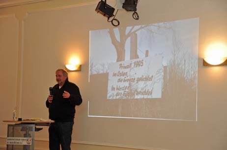 Zu DDR-Zeiten war die Benutzung der Priwall-Fähre kostenlos. Nach der Grenzöffnung wurden Fährgebühren eingeführt. Rolf Fechner zeigte ein Foto eines frühen Fährpreis-Protest-Plakates, schon damals wurde gereimt: »Priwall 1995. Im Osten die Grenze gelichtet, im Westen den Fährzoll errichtet«. Foto: TA