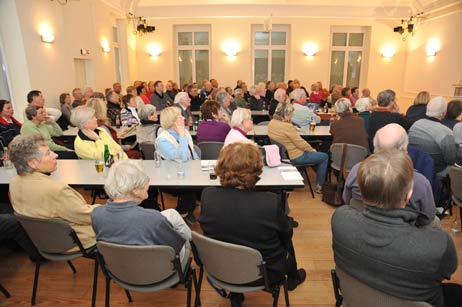 Rund 100 Zuhörer besuchten den Vortrag im Gesellschaftshaus. Foto: TA
