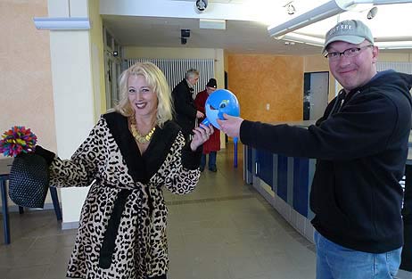 Anja Es erhielt von Christian Jäger (Ostsee-Shop) einen Ehren-Henry für ihre Leistung an der Schwimmbadkasse. Fotos: KARL ERHARD VÖGELE 
