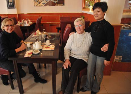 Chefin Frau Zaang mit zufriedenen Gästen. Die hatten von der Neueröffnung aus der Anzeige in »Travemünde Aktuell« erfahren. Foto: TA 