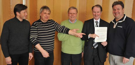 Freuten sich über die Zusage von der Possehl-Stiftung: Architekt Frank Wiechmann (links) und der TSV-Vorstand. Foto: TA 