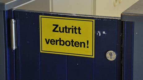 Die Lübecker Schwimmbäder bezweifeln die Echtheit der Künstler und fordern ein Auftrittsverbot. Foto: TA