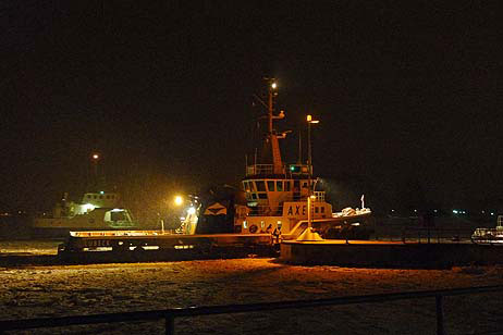 Das Lotsenversetzboot »TRAVEMÜNDE« setzt am frühen Morgen einen Lotsen durch einen kurzen Touch an der kleinen Mole beim Lotsenanleger ab. Alle Fotos: KARL ERHARD VÖGELE