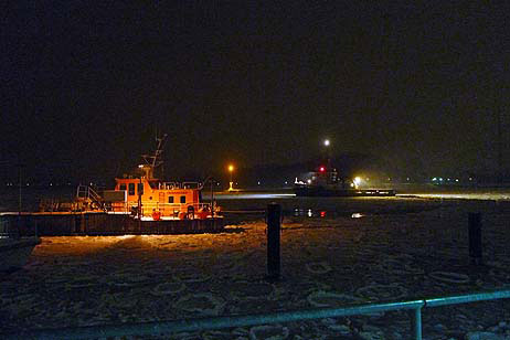 Nach dem Absetzen des Lotsen dreht AXEL über Backbord ab und fährt zum neuen Einsatz Richtung See.