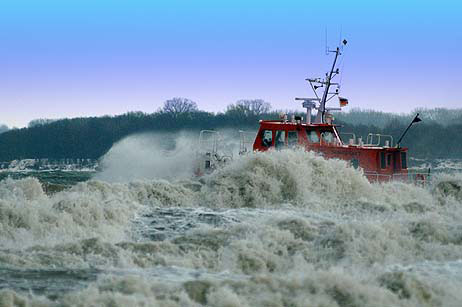 Das Lotsenversetzboot kann mit Sturm und hohem Seegang umgehen. Das Bild zeigt die »TRAVEMÜNDE« beim Auslaufen am 8. Januar 2010 bei etwas mehr als 7 Windstärken aus nordöstlichen Richtungen.