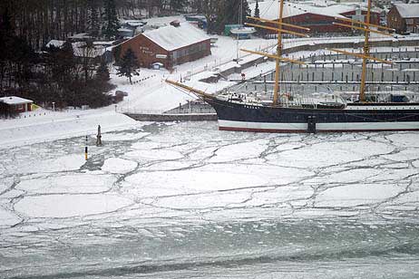 Die Eisdecke hat sich an der Travemündung in den letzten Tagen zugezogen. Nur noch die größeren Schiffe fahren hindurch und hinterlassen für kurze Zeit eine eisfreie Fahrrinne.