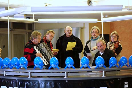 Spielten nach kurzer Probe das erste Mal gemeinsam: Peter Loose, Bernd Scheel, Bodo Maria, Gerhard Sapper, Ina Werner-Esser und Rolf Fechner. Die Musiker lobten besonders die schönen Hall-Effekte im leeren Spaßbad. Foto: KARL ERHARD VÖGELE