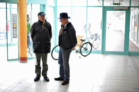 Unter den bekannten Gästen vergangene Woche waren Wolfgang Hovestädt (links) von der Interessengemeinschaft Priwallfährtarife, hier mit Aqua-Top-Mieter Wolfgang Büchtman. Weiter wurden Rudi Lichtenhagen (GVT) und Claus Pätow (SPD Travemünde) gesehen. Foto: TA