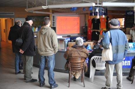 Videos der Kunst-Aktionen an der Schwimmbadkasse werden regelmäßig im Ruinen-Kino gezeigt. Auf youtube ist das Trauer-Lied »Oh Aqua-Top« der Renner, wurde schon 700 Mal abgerufen. Foto: TA