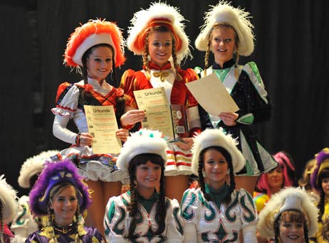 Ivonne David (obere Reihe Mitte) ist Norddeutschlands bestes Tanzmariechen. Foto: TA