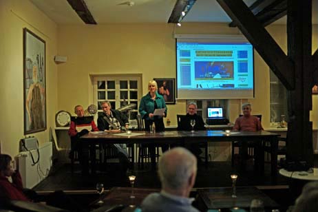 Diskussionsrunde zur WindArt 2010. Unter den interessierten Gästen waren auch Vertreter von FDP und GRÜNEN sowie LTM-Veranstaltungsleiter Christian Lukas und Travemündes Kurdirektor Uwe Kirchhoff. Durch den Abend führten Anja Es und Dr. Egon Schmitz-Hübsch. Fotos: KARL ERHARD VÖGELE 