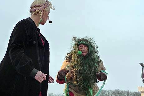 Schwer verliebt: Wassermann Roggenbuk (Heinz Münzberger) und Jungfrau Marie (Anja Es). Alle Fotos: KARL ERHARD VÖGELE