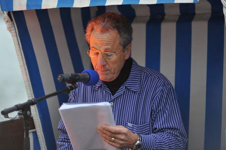 Spielleiter Klaus Eversberg erzählte das Stück vom Strandkorb aus, während die Schauspieler auf der Überseebrücke 2 agierten. »Ich hab gestern Abend nur zufriedene Gesichter gesehen«, freute er sich am Tag danach. Foto: TA