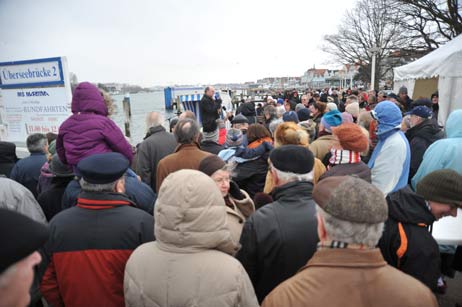 Menschenmenge zu Beginn der 14:00-Uhr-Vorstellung, hier beim viel gelobten Auftritt von Sänger Bodo Maria. Foto: TA